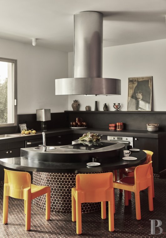 An architect-designed villa built in the 1970s near Arles, in Bouches-du-Rhône - photo  n°26